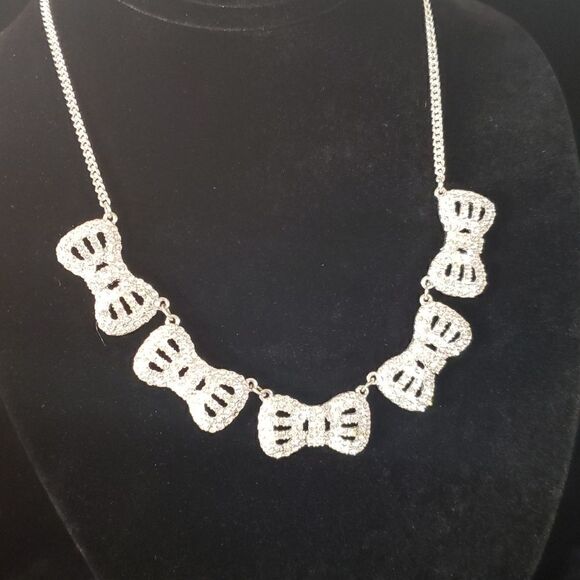 Pretty Sparkly Silvertone 5 Bow Necklace - Picture 1 of 7